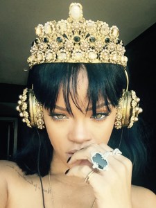 rihanna-headphones-600x800